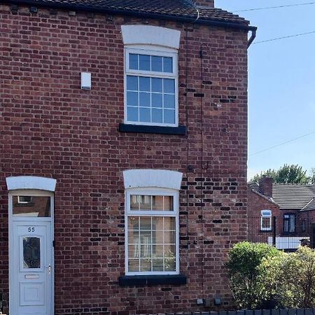 Vila Victorian Semi Detached House Behind The High Street Newton-le-Willows Exteriér fotografie
