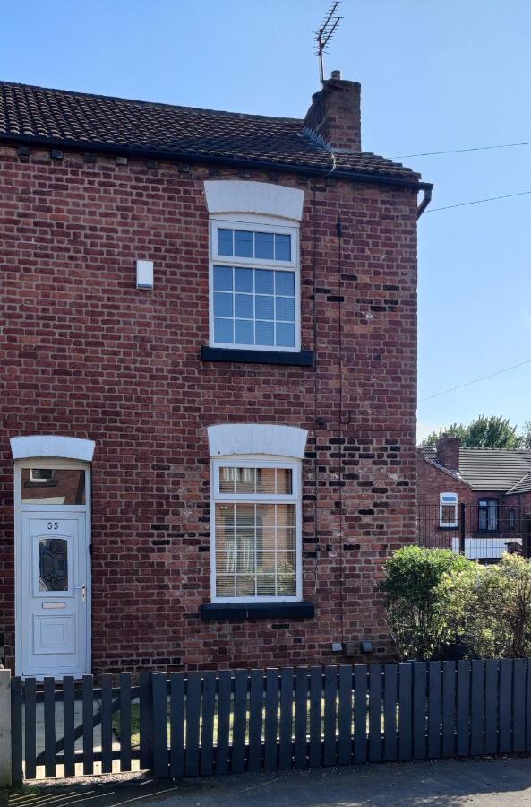 Vila Victorian Semi Detached House Behind The High Street Newton-le-Willows Exteriér fotografie