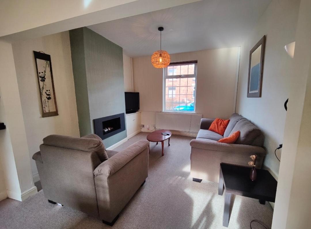 Vila Victorian Semi Detached House Behind The High Street Newton-le-Willows Exteriér fotografie